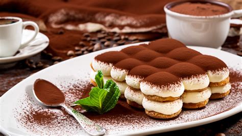 Tiramisú clásico decorado con cacao
