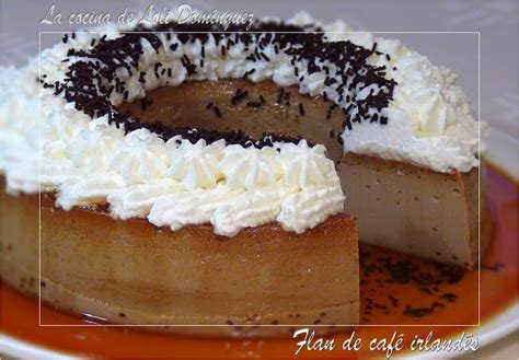 Tarta de café irlandés con capas de bizcocho y crema