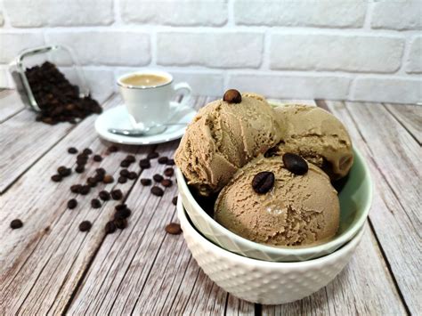 Copa de helado de café con granos de café