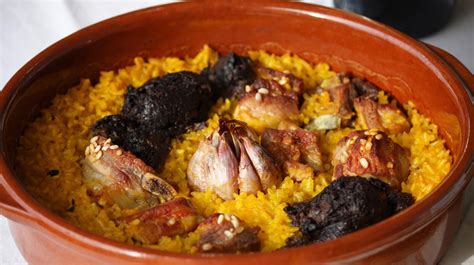 Arroz cocinándose en cazuela