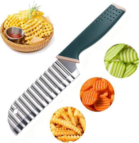Cuchillo ondulado con mango antideslizante cortando patatas