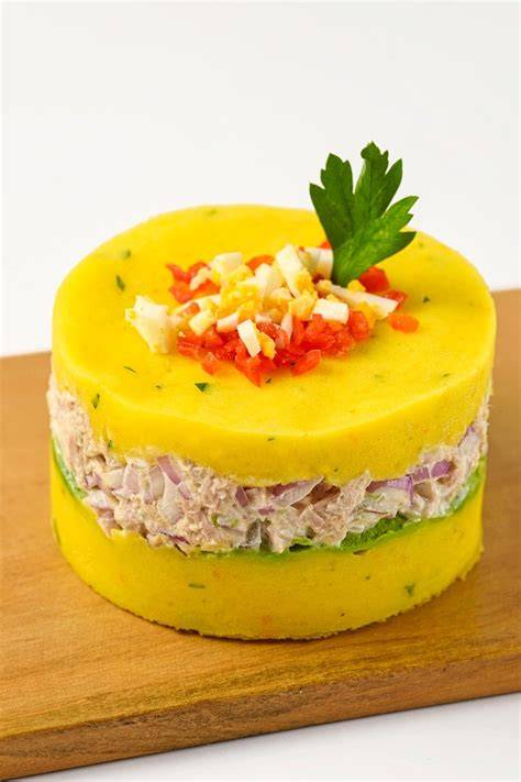Causa rellena de atún en capas con decoración
