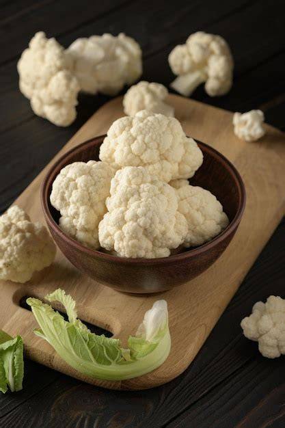 Coliflor fresca en un microondas