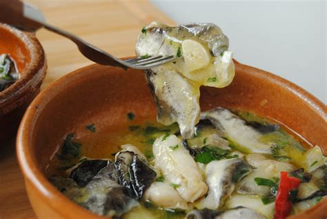 Imagen de cocochas en salsa verde servidas en una cazuela de barro