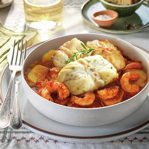 Plato de cocochas a la vizcaína con patatas y gambas