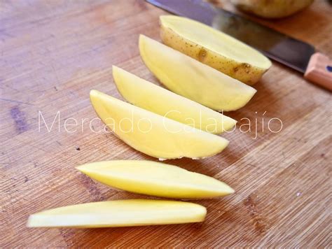 Patatas gajo lavadas y cortadas en un bol