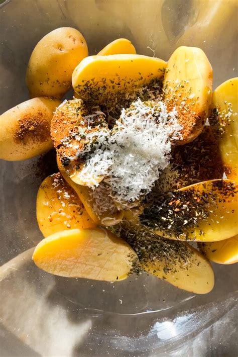 Patatas sazonadas con especias y aceite en un bol