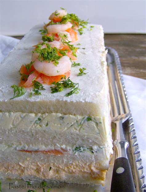 Pastel frío de salmón decorado sobre una bandeja