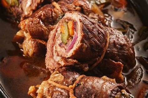 Rollos de bistec con queso listos para servir