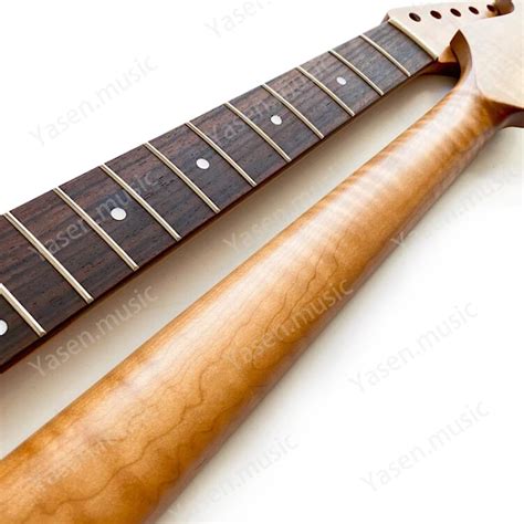 Mástil de guitarra de arce tostado con un acabado satinado