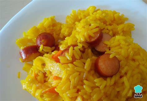 Arroz amarillo con salchichas