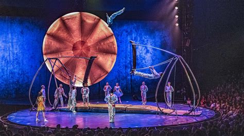 Artista de Cirque du Soleil realizando un acto de hula hoop