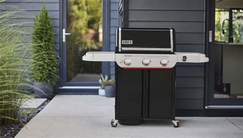 Interior de un Weber Center Experience con barbacoas y accesorios