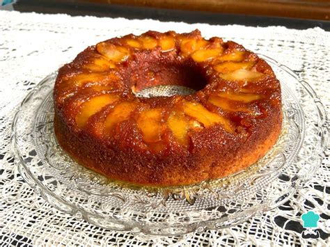 Torta invertida de manzana servida