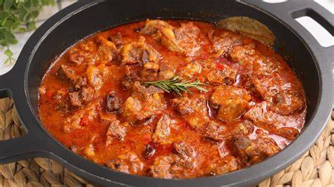 Caldereta de cordero servida en plato hondo