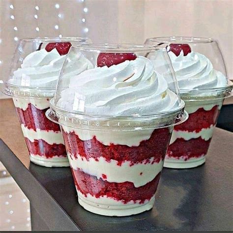 Mesa con postres en vasitos decorados