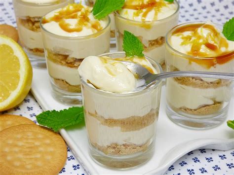 Vasitos de crema de limón con galletas