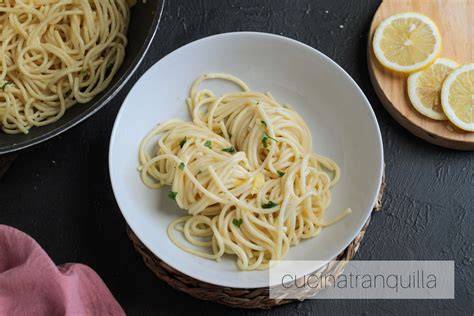 Plato de espaguetis al limón con perejil picado