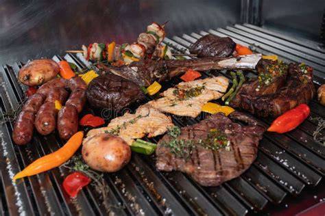 Una selección de carnes y verduras preparadas a la parrilla