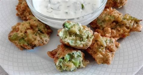 Buñuelos de brócoli recién fritos