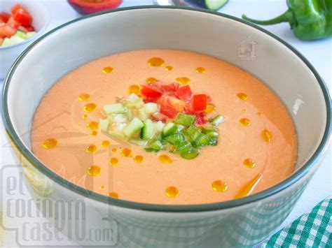 Gazpacho listo para servir con toppings
