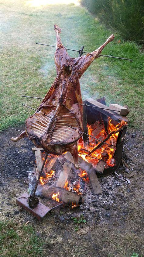 Cabrito asado a la cruz al aire libre