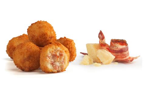 Croquetas de bacon y queso recién hechas