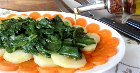 Acelgas frescas, patatas y zanahorias