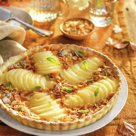 Tarta de hojaldre con peras y crema de almendras recién horneada