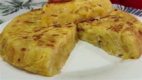 Mesa con una tortilla de patata recién hecha y cubiertos