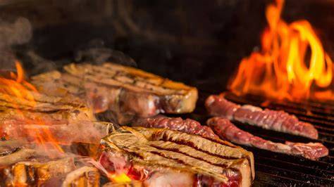 Asado argentino cocinándose a fuego lento
