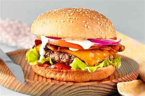 Hamburguesa clásica con sus ingredientes