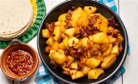 Chorizo friéndose con cebolla y tomate