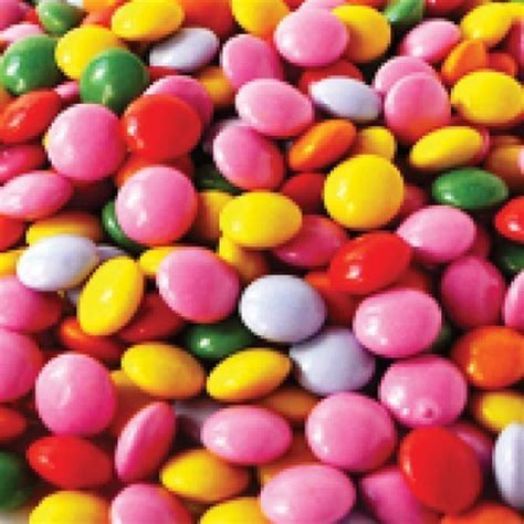 Variedad de grageas de chocolate de colores