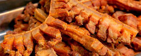 Imagen de un puesto de chicharrones en Mexicaltzingo, mostrando diferentes tipos de chicharrón.