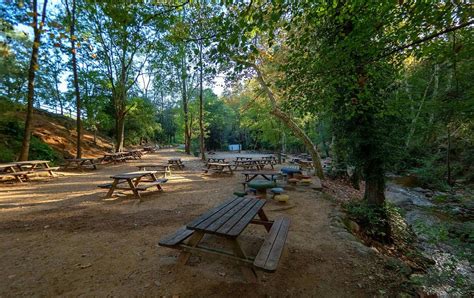 Área de picnic con barbacoas y mesas en Carrascosa del Campo