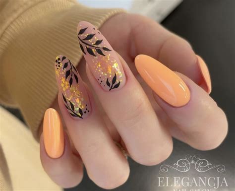 uñas naranjas con flores
