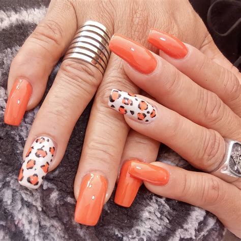 uñas naranjas animal print