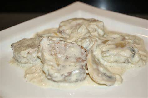 Solomillo con nata y champiñones sobre pasta