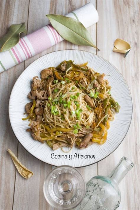 Tallarines al estilo chino con solomillo ibérico en un wok
