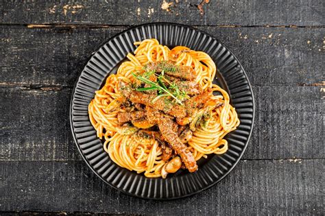 Plato de pasta con solomillo de ternera y champiñones