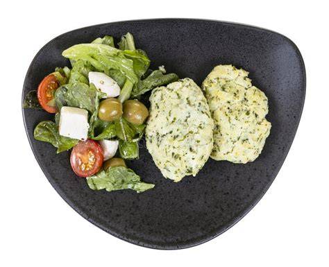 Plato de bolas de bacalao con ensalada