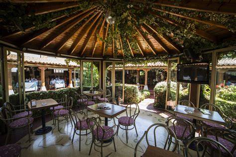 Patio interior del Restaurante Carlos III de Ajo