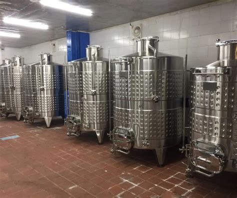 Comensales dentro de una cuba de vino en el Restaurante Carlos III de Ajo