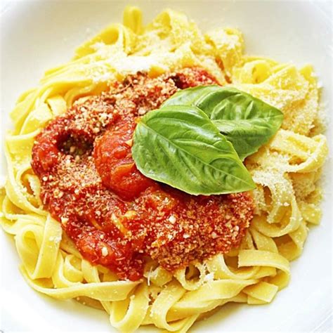 Plato de espaguetis con tomate y albahaca