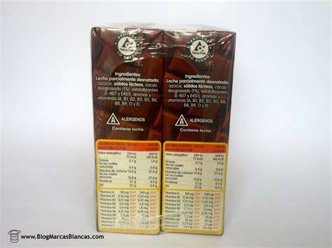 Envases de batidos de chocolate con etiquetas nutricionales