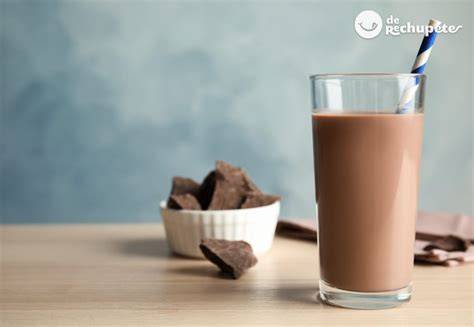 Botella de leche y un batido de chocolate en un vaso