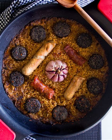 Arroz con morcilla y anguila en paellera