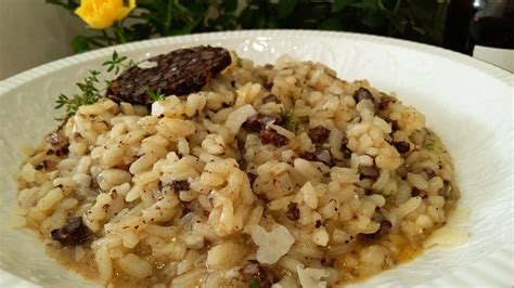 Arroz con morcilla en plato individual con perejil