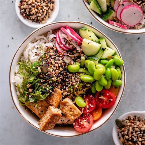 Bowl de poké fresco con ingredientes variados